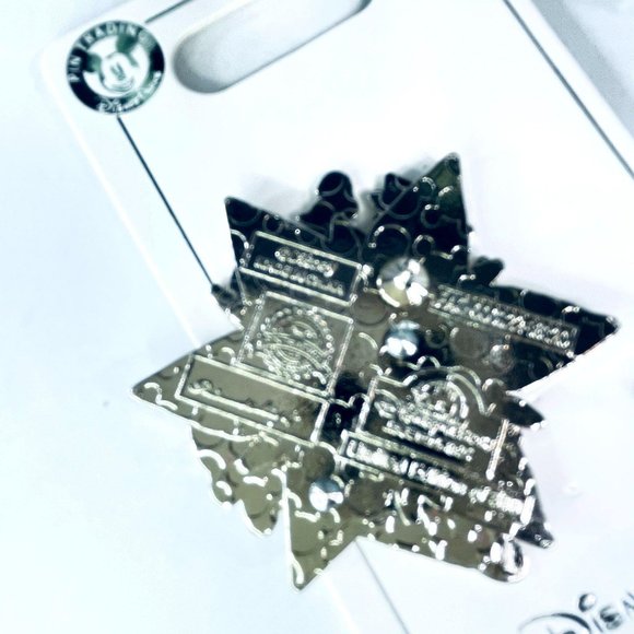 Disney Frozen Friendship Olaf the Snowman and Sven the Reindeer Pin - Picture 6 of 7